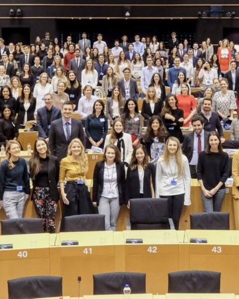 Algunos de los jóvenes que participaron de las becas y prácticas del Parlamento Europeo.