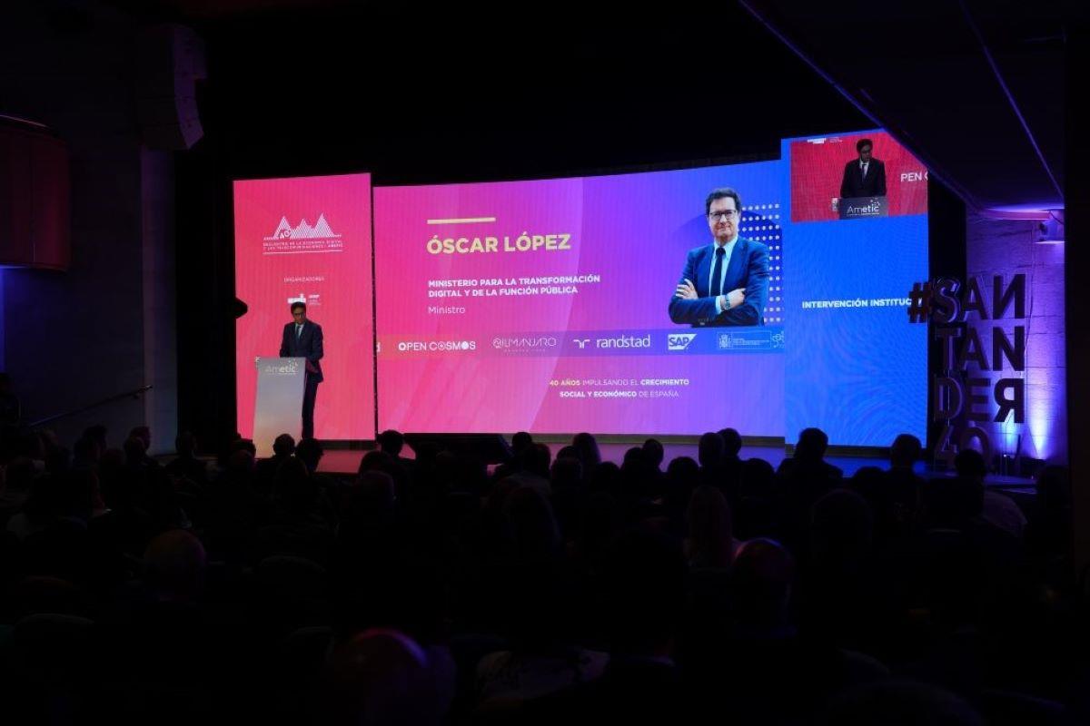 El ministro para la Transformación Digital y de la Función Pública, Óscar López, durante su intervención en el 40 Encuentro de Economía Digital y Telecomunicaciones de AMETIC.