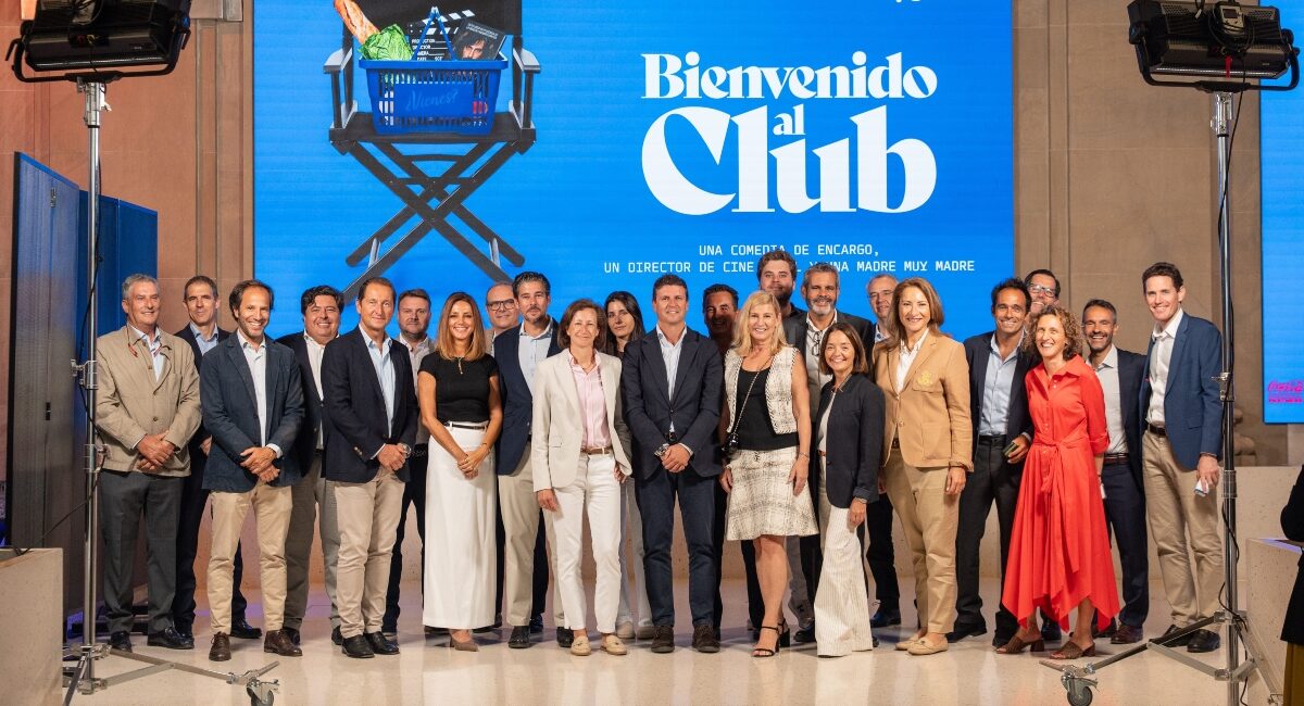 Directivos y patrocinantes en la presentación de la serie de Carrefour.