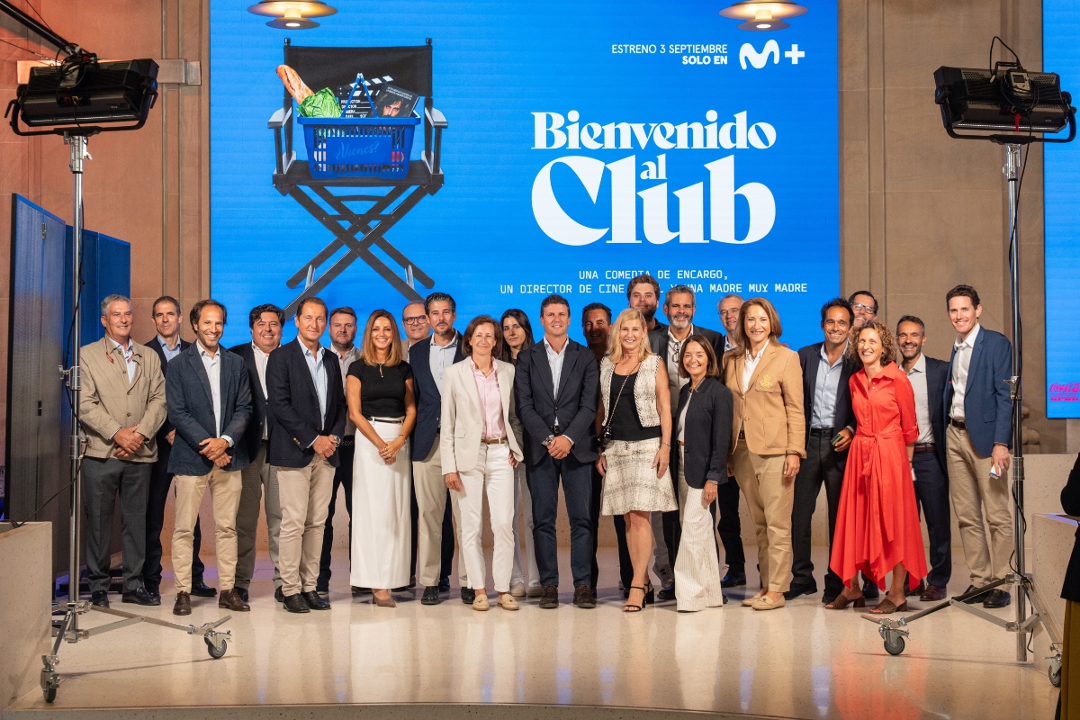Directivos y patrocinantes en la presentación de la serie de Carrefour.