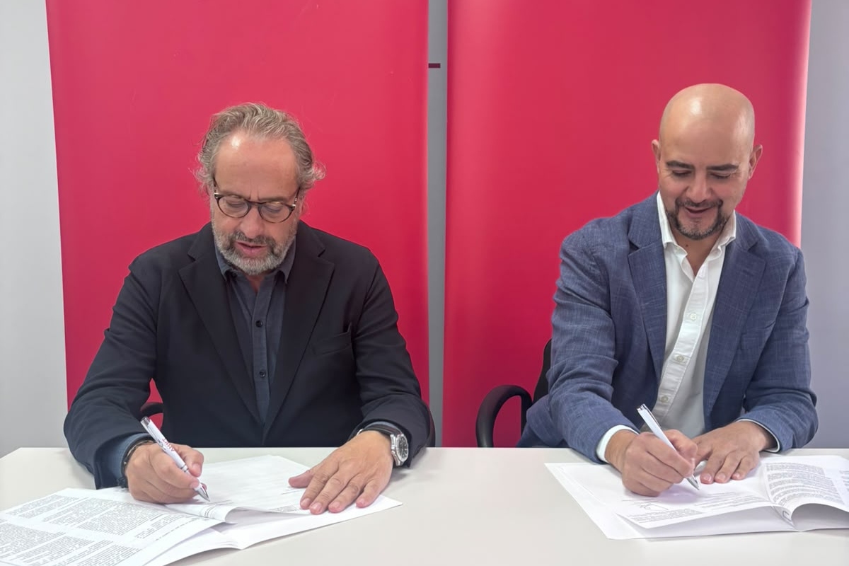La firma del acuerdo de alianza entre AMKT y Skiller School.