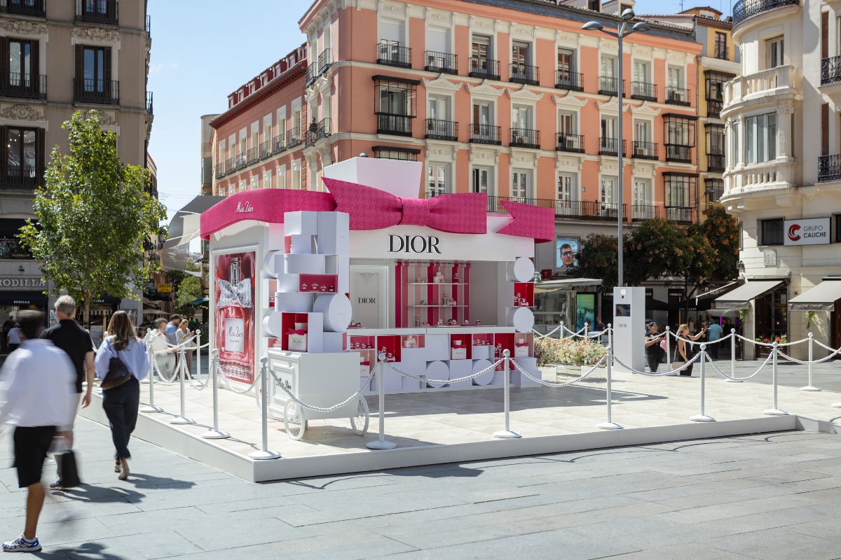 La experiencia inmersiva de Miss Dior en la Plaza de Callao de Madrid.