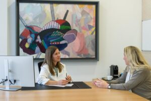 Ana Zabalza y Núria García en una consulta del CEMCAT del Hospital Vall d’Hebron.