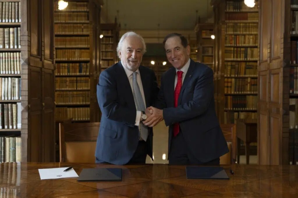 Santiago Muñoz Machado y Antonio Huertas, durante la firma del acuerdo.