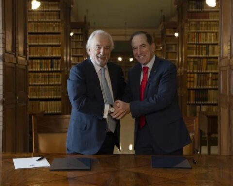Santiago Muñoz Machado y Antonio Huertas, durante la firma del acuerdo.
