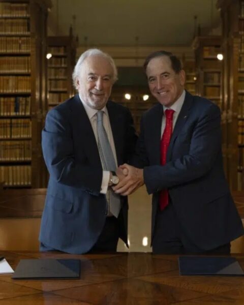 Santiago Muñoz Machado y Antonio Huertas, durante la firma del acuerdo.