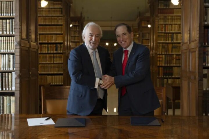 Santiago Muñoz Machado y Antonio Huertas, durante la firma del acuerdo.