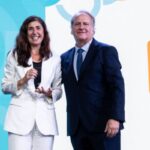 La entrega del reconocimiento a RTVE.