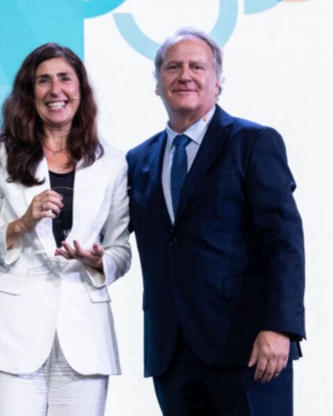 La entrega del reconocimiento a RTVE.