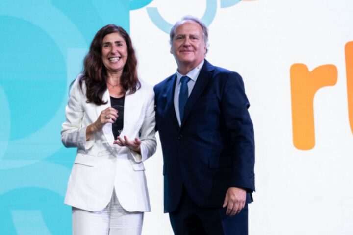 La entrega del reconocimiento a RTVE.