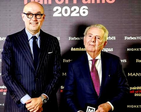 El editor de La Vanguardia, Javier Godó, recibe la distinción Hall of Fame de Forbes House del presidente de Spain Media, Andrés Rodríguez