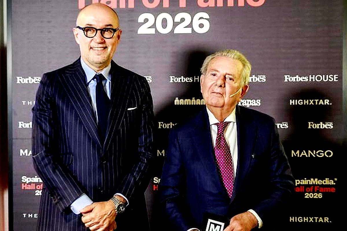 El editor de La Vanguardia, Javier Godó, recibe la distinción Hall of Fame de Forbes House del presidente de Spain Media, Andrés Rodríguez