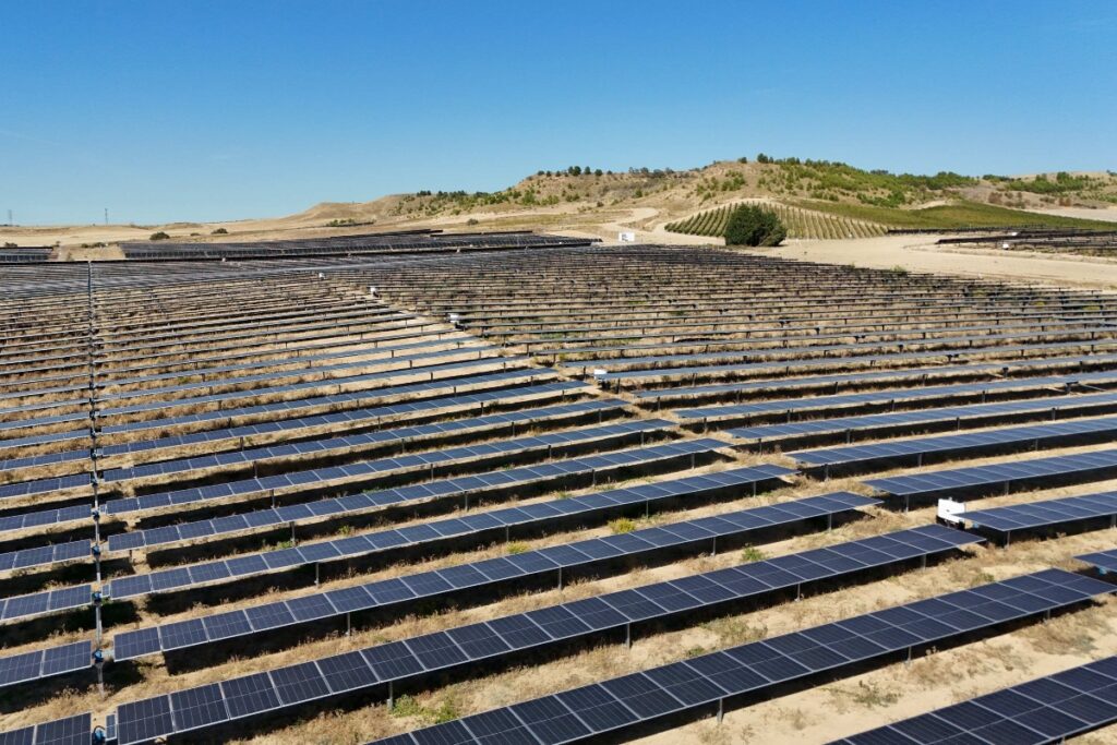 Los proyectos suman casi 600 megavatios de potencia instalada para el grupo.