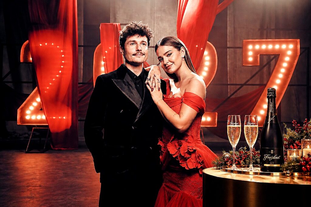 Laura Escanes y Miki Núñez, Nochevieja, Freixenet (Foto retocada con Photoshop)