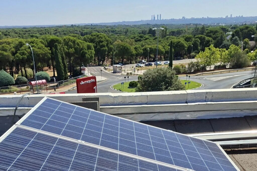 Paneles solares, una de las estrategias de Mapfre para reducir su huella de carbono.