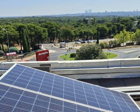 Paneles solares, una de las estrategias de Mapfre para reducir su huella de carbono.