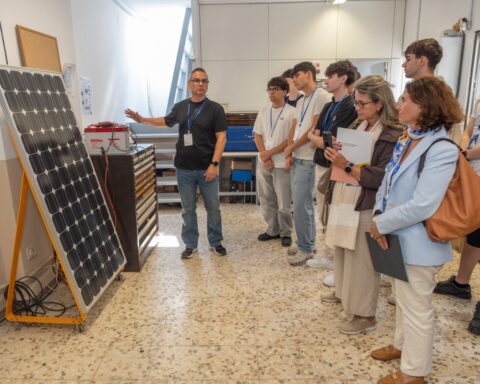La presentaciòn del aula educativa solar fotovoltaica.