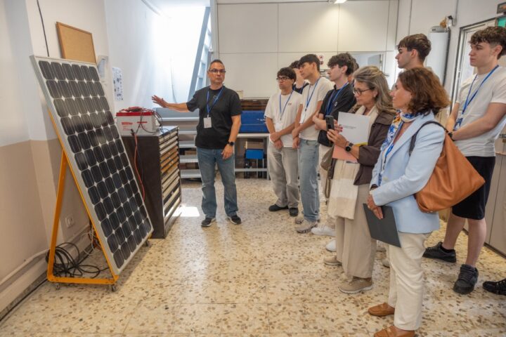 La presentaciòn del aula educativa solar fotovoltaica.
