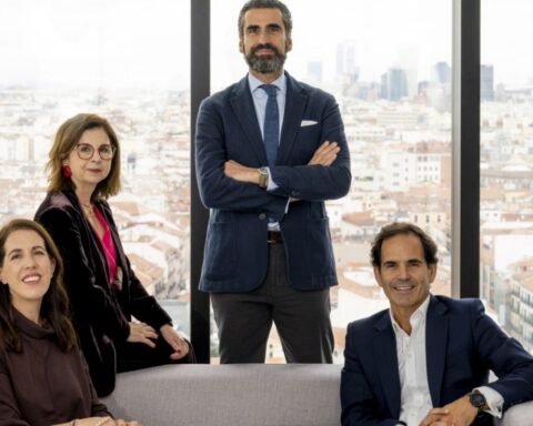 El equipo de Trescom, de pie I&ntilde;aki Ortega.