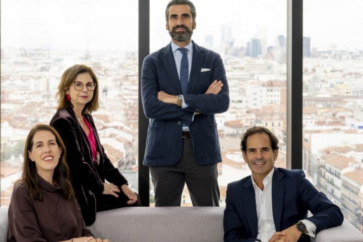 El equipo de Trescom, de pie Iñaki Ortega.