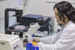La investigadora Mireia López Siles, en el laboratorio de la Universitat de Girona.
