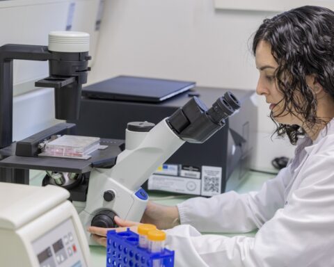 La investigadora Mireia López Siles, en el laboratorio de la Universitat de Girona.