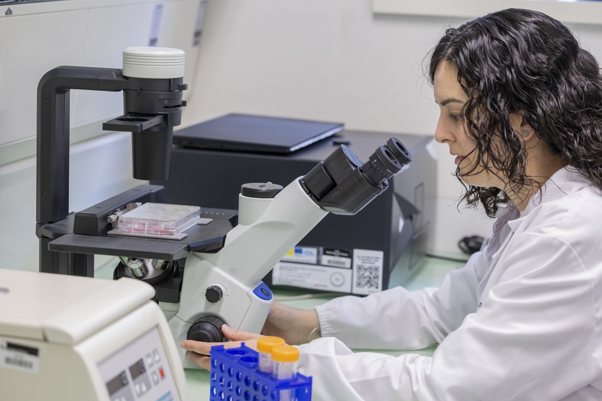 La investigadora Mireia López Siles, en el laboratorio de la Universitat de Girona.
