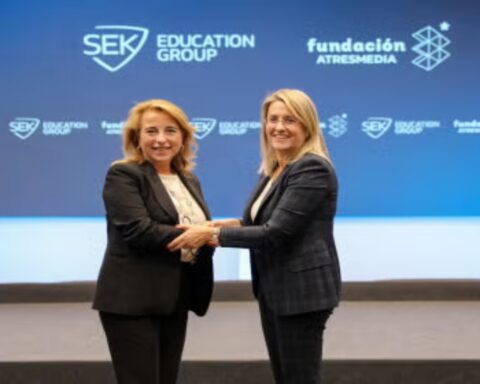 Nieves Segovia y Patricia Pérez, durante la firma del convenio.