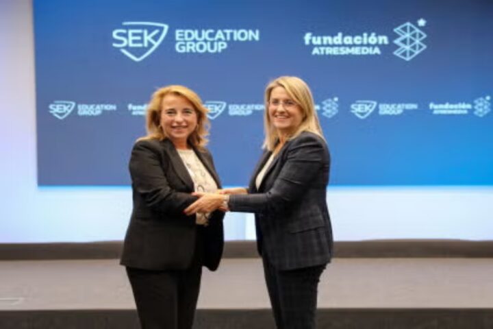 Nieves Segovia y Patricia Pérez, durante la firma del convenio.