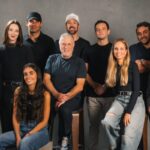 Los directivos de ambas agencias al anunciar la adquisición.
